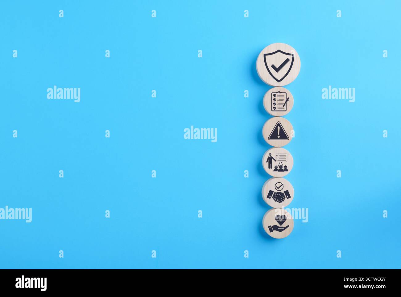 Concept de sécurité et de conformité au travail. Blocs de bois avec icônes de sécurité, de liste de contrôle, d'avertissement, de formation et d'entretien représentant la sécurité au travail, la conformité, Banque D'Images