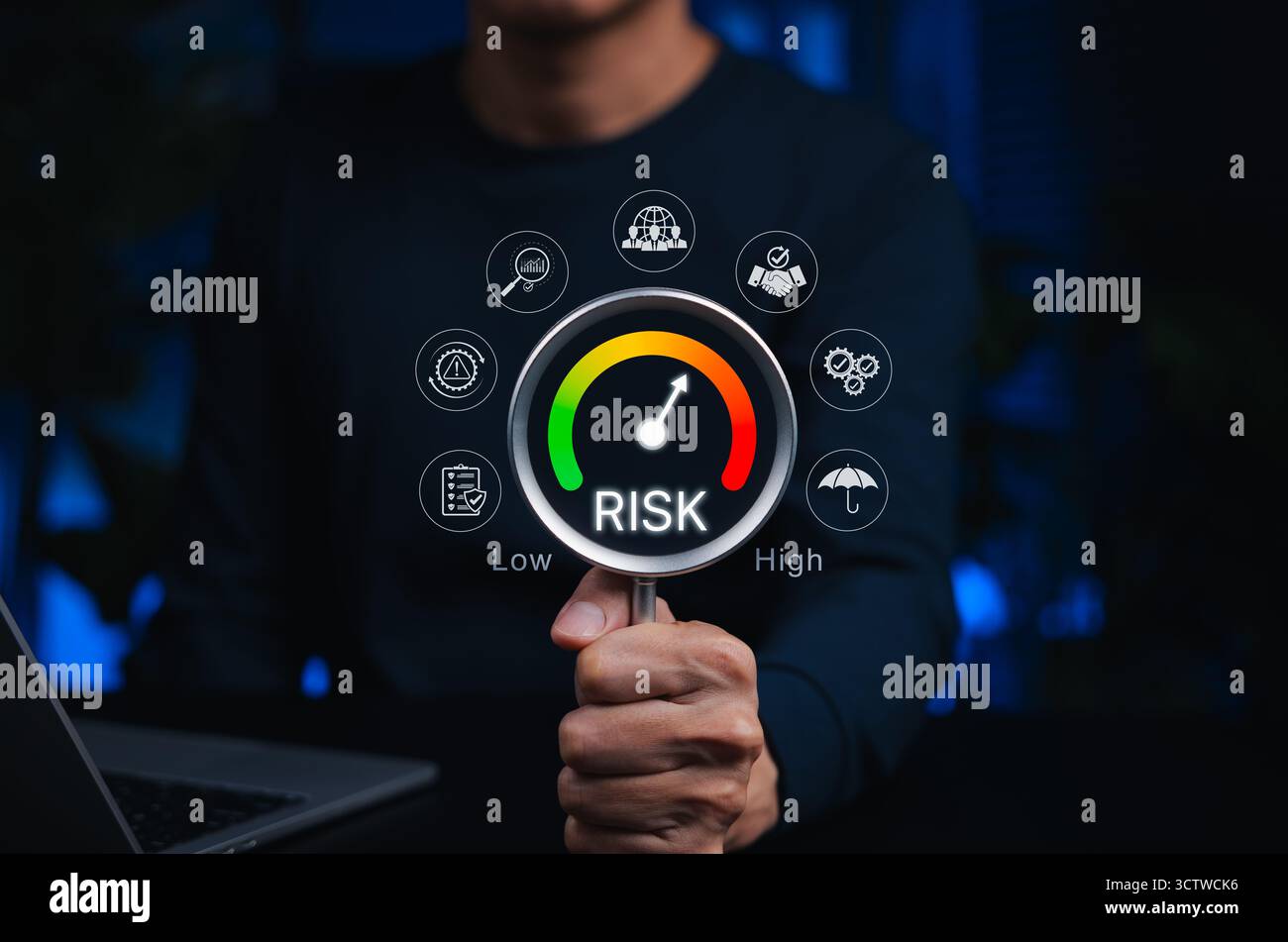 Concept de gestion et d'évaluation des risques. Personne dont le risque de jauge est faible à élevé, entourée d'icônes représentant l'analyse, la protection et la conformité Banque D'Images