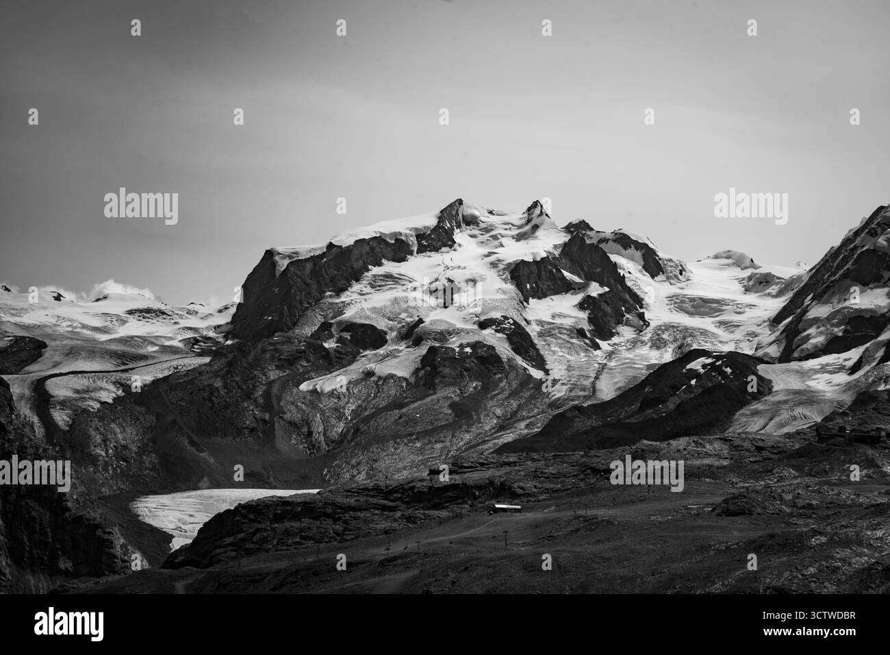 Chaîne de montagnes des Alpes enneigées avec nuages, vue de Zermatt, Suisse Banque D'Images