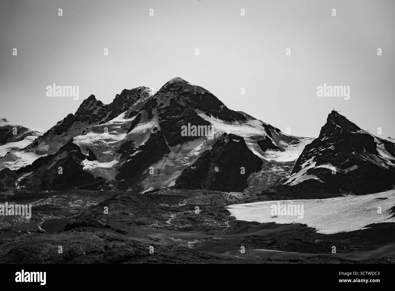 Chaîne de montagnes des Alpes enneigées avec nuages, vue de Zermatt, Suisse Banque D'Images