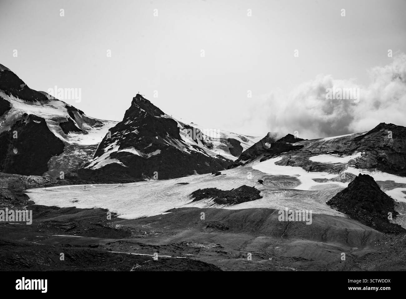 Chaîne de montagnes des Alpes enneigées avec nuages, vue de Zermatt, Suisse Banque D'Images