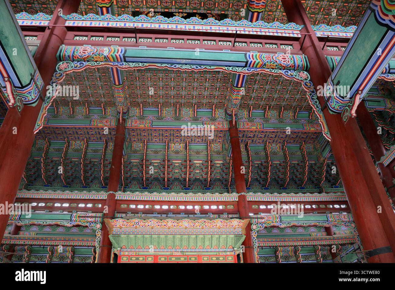 Une photographie du plafond intérieur du Geunjeongjeon ( ? ? ?, Geunjeongjeon, le hall principal) du palais de Gyeongbokgung, Séoul, Corée du Sud. Geunjeongjeon a été utilisé pour des événements majeurs comme les cérémonies et la publication d'édits, et cinq rois, dont Sejong, ont été couronnés ici. C'est le plus grand hall principal de tous les palais Joseon et est considéré comme exemplaire de l'architecture de la fin Joseon. Il a été achevé en 1395, détruit en 1592 et reconstruit en 1867. 2025. Banque D'Images