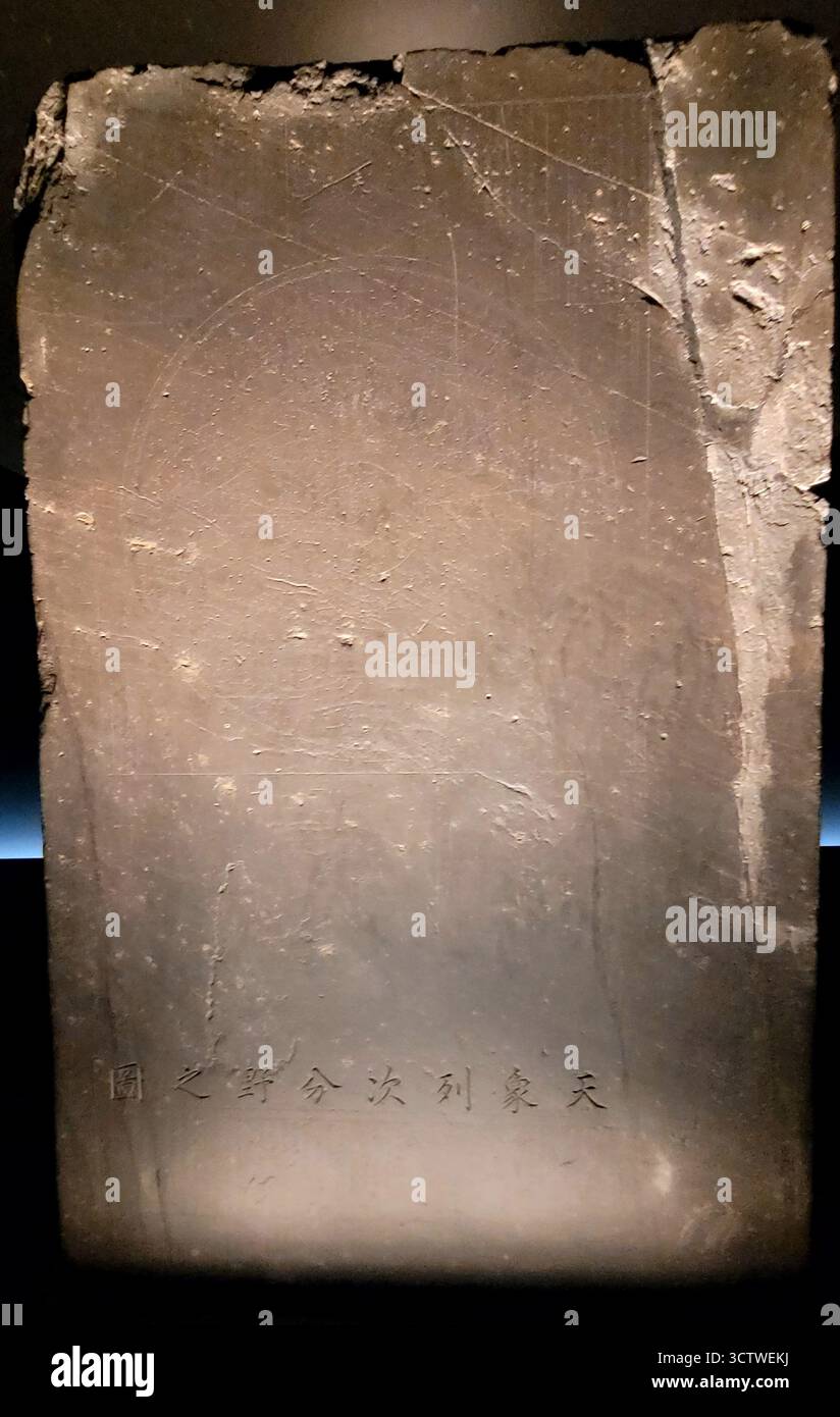 Photographie du Cheonsang Yeolcha Bunyajido, carte céleste des divisions et champs dynastiques, Trésor national n° 228 en Corée. C'est une carte stellaire coréenne sculptée dans la pierre du XIVe siècle, ou planisphère céleste. Le graphique a été créé pendant la dynastie Joseon ( ? ? ? ?) Par les astronomes royaux, qui l'a basé sur un Goguryeo antérieur ( ? ? ?) Carte ERA pour créer une carte astronomique plus précise adaptée à la latitude et à la longitude de la Corée. Il montre les constellations, les lignes écliptiques et équatoriales, et fournit des informations sur les mouvements des corps célestes. Exposé dans une exposition à Gyeongbokgung Pala Banque D'Images