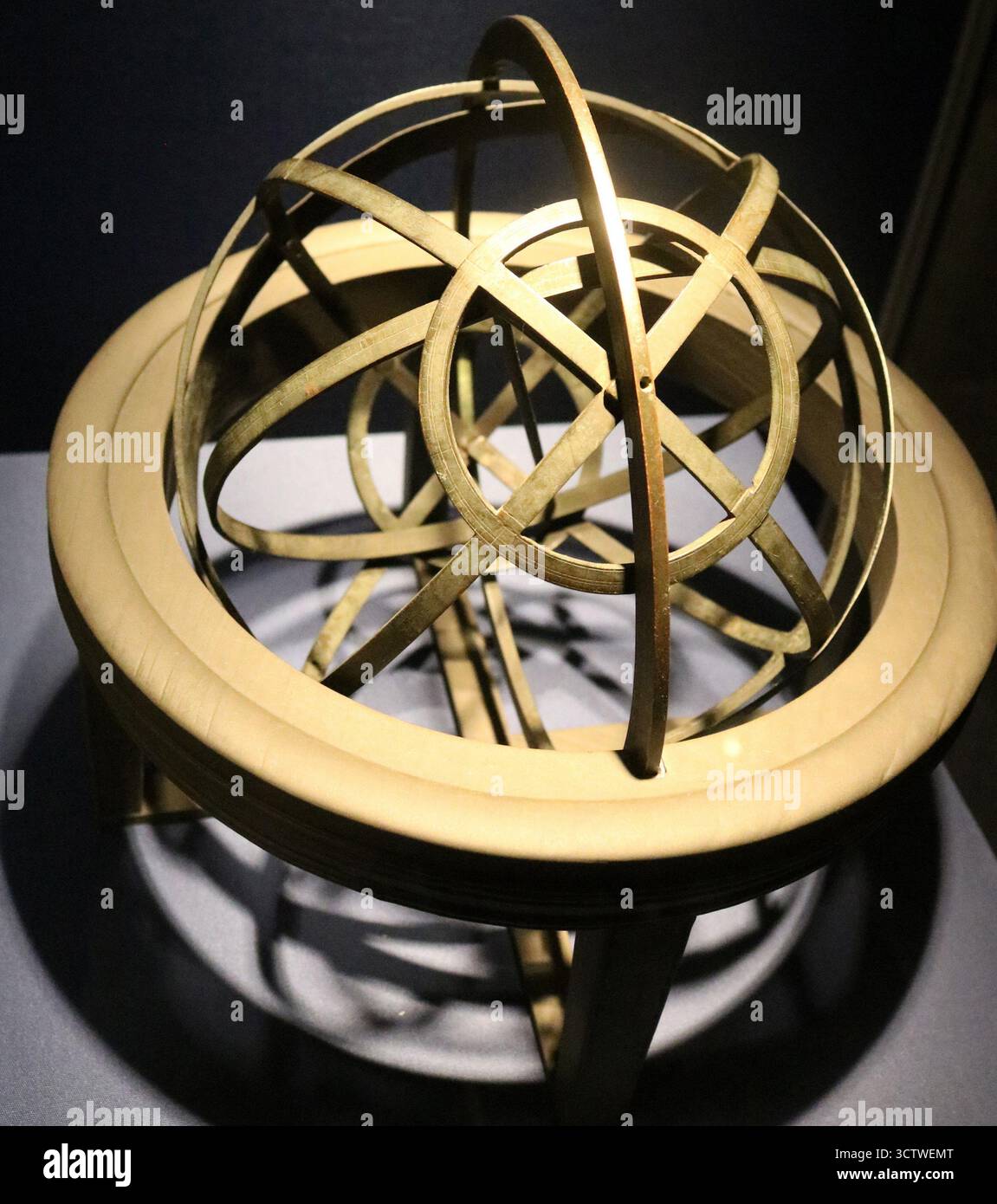 Photographie d'un globe céleste en bronze, utilisée pour observer les mouvements des corps célestes. Les observations astronomiques et la fabrication d'instruments ont été très appréciées sous la dynastie Joseon (1392-1897), reflétant un profond intérêt pour la compréhension du cosmos pour des raisons pratiques et philosophiques. ATT Gyeongbokgung Palace, Séoul, Corée du Sud. c. 1650. Banque D'Images