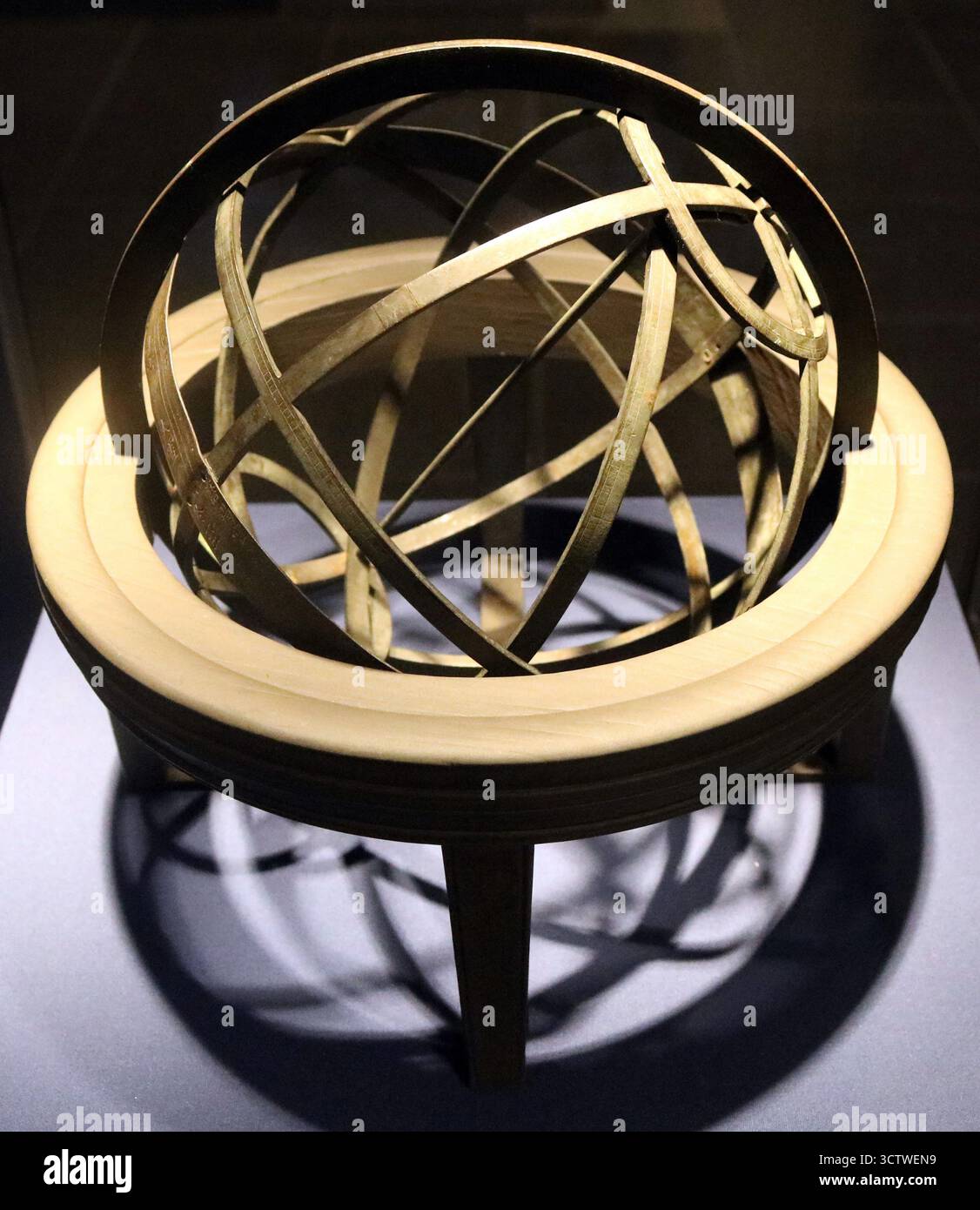 Photographie d'un globe céleste en bronze, utilisée pour observer les mouvements des corps célestes. Les observations astronomiques et la fabrication d'instruments ont été très appréciées sous la dynastie Joseon (1392-1897), reflétant un profond intérêt pour la compréhension du cosmos pour des raisons pratiques et philosophiques. ATT Gyeongbokgung Palace, Séoul, Corée du Sud. c. 1650. Banque D'Images