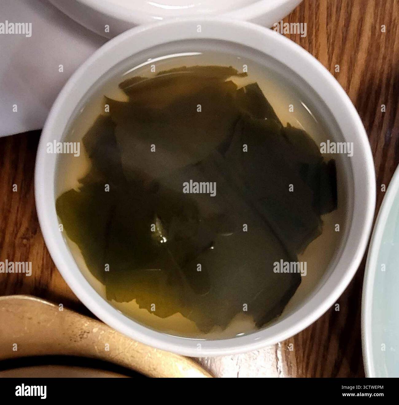 Une photographie de la cuisine coréenne traditionnelle, plus précisément le miyeok-guk (soupe coréenne aux algues), servi à Gyeongju, en Corée du Sud. Ce plat profondément symbolique et populaire est traditionnellement servi aux mères après l'accouchement, car les algues sont riches en fer et en calcium, censées aider à la récupération post-partum et à la lactation. 2025. Banque D'Images