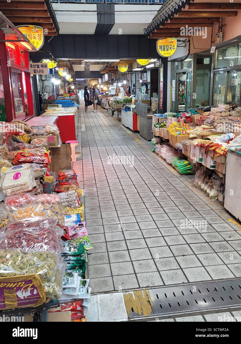 Photographie d'un marché alimentaire coréen traditionnel, situé dans le centre de la ville de Gyeongju, en Corée du Sud. Ces marchés traditionnels sont des centres dynamiques de commerce et de culture locaux, préservant un sentiment de communauté et de tradition même lorsque les supermarchés modernes prolifèrent, et ils offrent un aperçu du riche patrimoine de villes comme Gyeongju. 2025. Banque D'Images