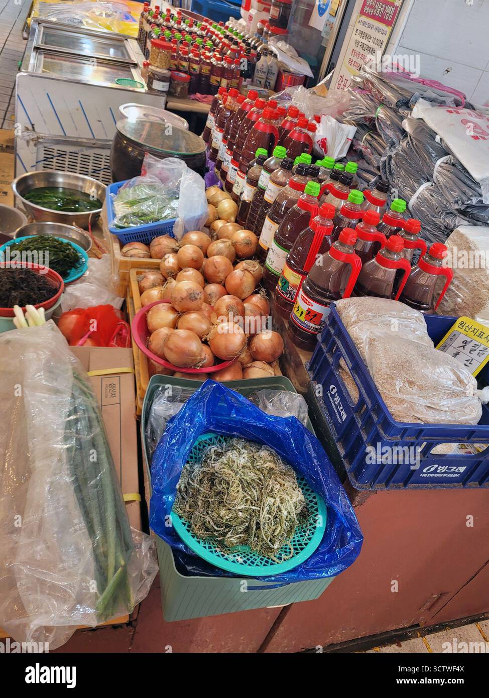 Photographie d'un étal dans un marché alimentaire coréen traditionnel, situé dans le centre de la ville de Gyeongju, en Corée du Sud. Ces marchés traditionnels sont des centres dynamiques de commerce et de culture locaux, préservant un sentiment de communauté et de tradition même lorsque les supermarchés modernes prolifèrent, et ils offrent un aperçu du riche patrimoine de villes comme Gyeongju. 2025. Banque D'Images