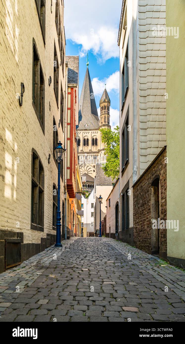 Rue pavée dans la ville de Cologne Banque D'Images