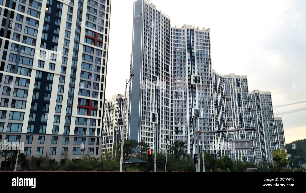 Une photographie d'immeubles de grande hauteur à Busan, la deuxième ville la plus peuplée de Corée du Sud après Séoul, avec une population de plus de 3,3 millions d'habitants en 2024. Busan est le centre économique, culturel et éducatif du sud-est de la Corée du Sud, son port étant le plus fréquenté de la Corée du Sud et le sixième du monde. 2025. Banque D'Images