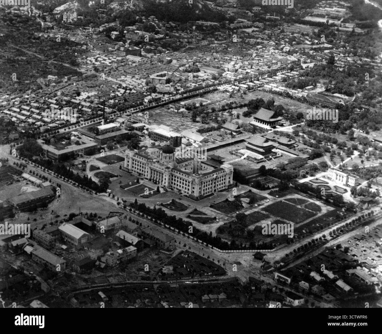 Une photographie de Séoul peu après sa libération du Japon. Le bâtiment du Gouvernement général est visible, ainsi que Gyeongbokgung ( ? ? ?) palace au milieu d'un paysage urbain tentaculaire. La Corée a été sous domination coloniale japonaise de 1910 à 1945, et cette photographie capture Séoul dans un moment de transition, juste après la libération. 1945. Banque D'Images