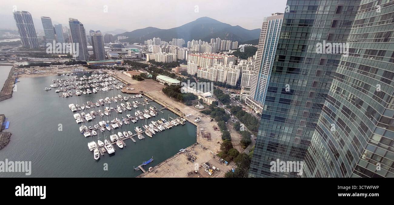 Une photographie du Suyeongman Bay Yachting Center à Busan, Corée du Sud. Le Suyeongman Bay Yachting Center a été construit à l'origine pour les épreuves de voile des Jeux olympiques d'été de Séoul 1988. Après les Jeux olympiques, la zone, en particulier la Marine City adjacente, a connu un développement urbain important, se transformant en un quartier résidentiel et commercial de premier plan. 2025. Banque D'Images