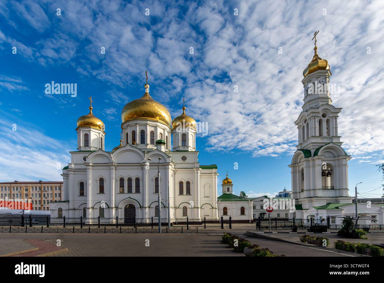 Vue extérieure de la cathédrale orthodoxe russe de la Nativité de la Bienheureuse Vierge Marie à Rostov-sur-le-Don, oblast de Rostovskaïa, Fédération de Russie Banque D'Images