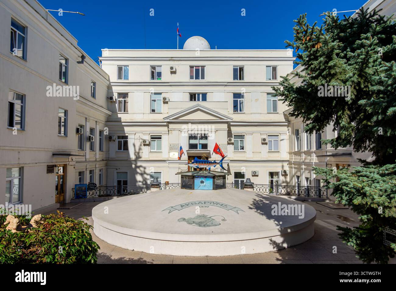 Entrée du bâtiment abritant l'Institut de biologie marine et Aquarium de Sébastopol, fondé en 1897, Sébastopol, Crimée Banque D'Images