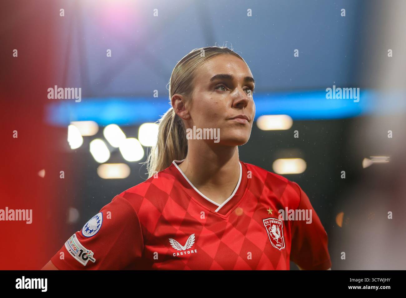 Enschede, pays-Bas. 08 octobre 2025. Enschede, pays-Bas, le 8 octobre 2025 : Jill Roord (10 FC Twente) regarde pendant le match de football MD1 de la Ligue des Champions de l'UEFA entre le FC Twente et le FC Chelsea au de Grolsch Veste à Enschede, aux pays-Bas. (Leiting Gao/SPP) crédit : photo de presse sportive SPP. /Alamy Live News Banque D'Images