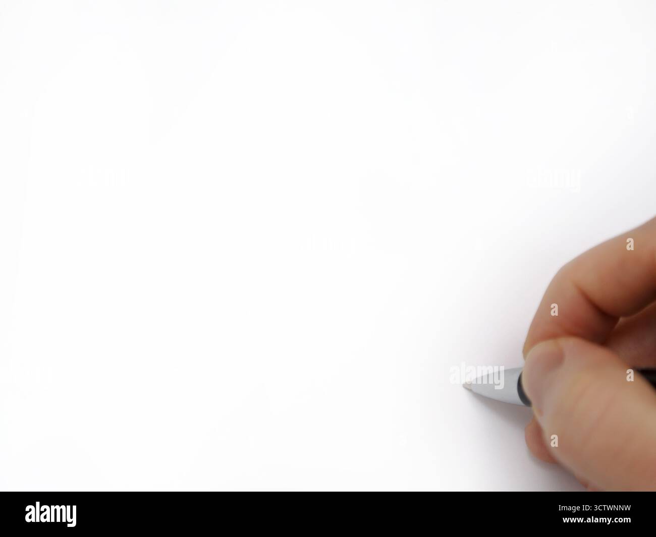 Une main masculine est montrée sur le point d'écrire sur une surface blanche vierge avec un stylo à encre, avec un espace pour ajouter votre propre texte ou copier dans la plupart de l'image. Banque D'Images
