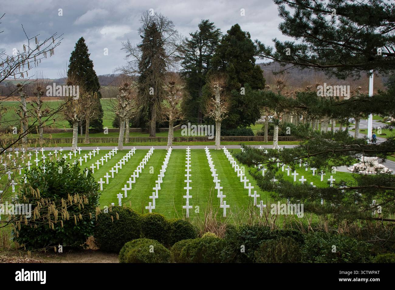 Belleau, France - 20 février 2022 : surplombant les tombes du cimetière américain de l'Aisne-Marne par une journée nuageuse d'hiver en France. Banque D'Images
