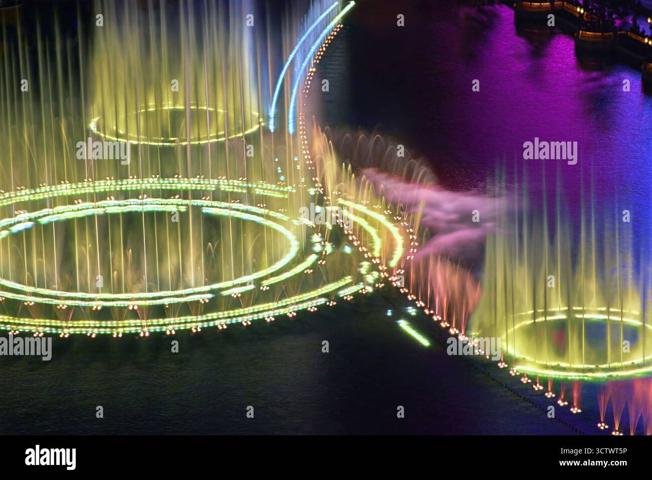 Spectacle aérien nocturne des lumières et de l'eau de la fontaine Las Vegas Strip Nevada Banque D'Images
