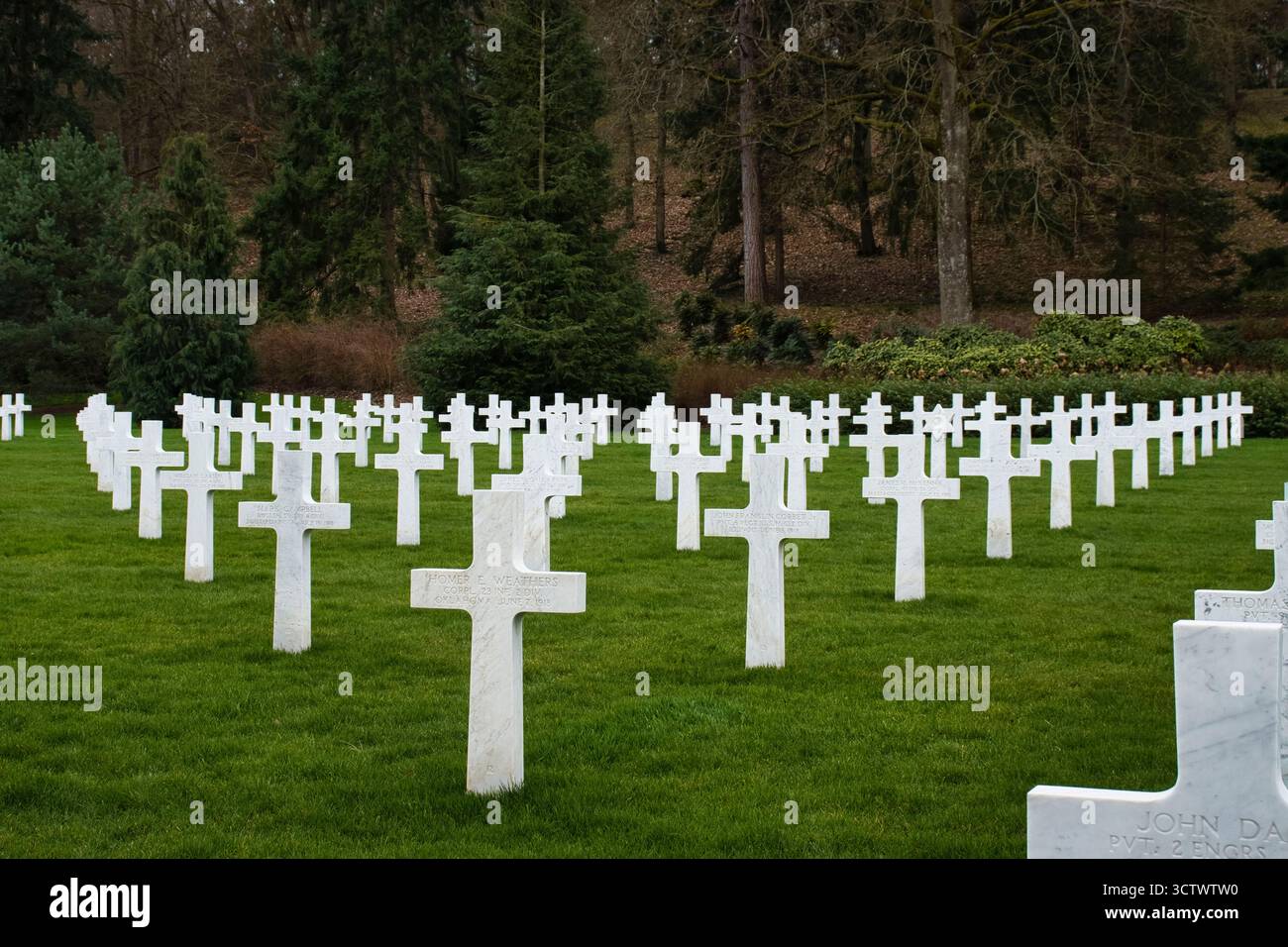 Belleau, France - 20 février 2022 : croisements au cimetière américain de l'Aisne-Marne par une journée nuageuse d'hiver en France. Banque D'Images