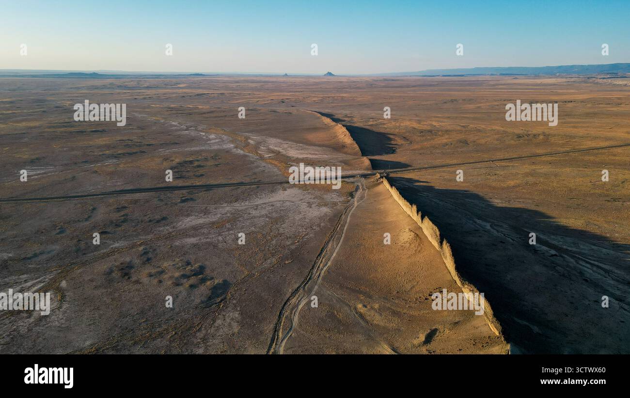 Images aériennes haute résolution de Ship Rock et de la crête de digue noire, Nouveau-Mexique, États-Unis. Un monument sacré et une merveille géologique du Sud-Ouest américain ©Pa Banque D'Images