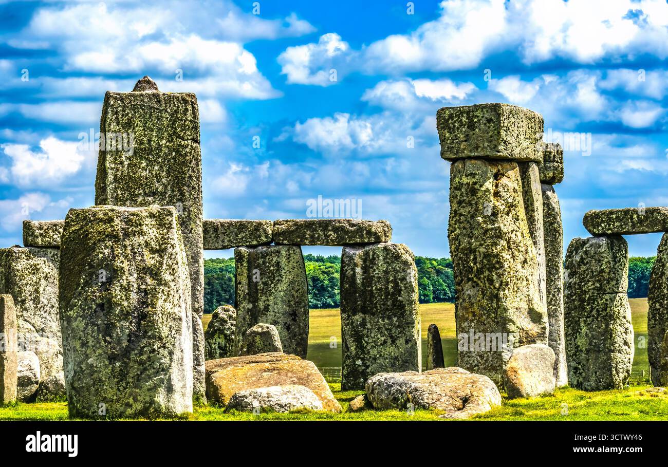 Structure préhistorique de Stonehenge Salisbury Plain Wiltshire Angleterre Royaume-Uni. Construit entre 2600 et 2400 av. J.-C. Icône culturelle britannique alignée vers Banque D'Images