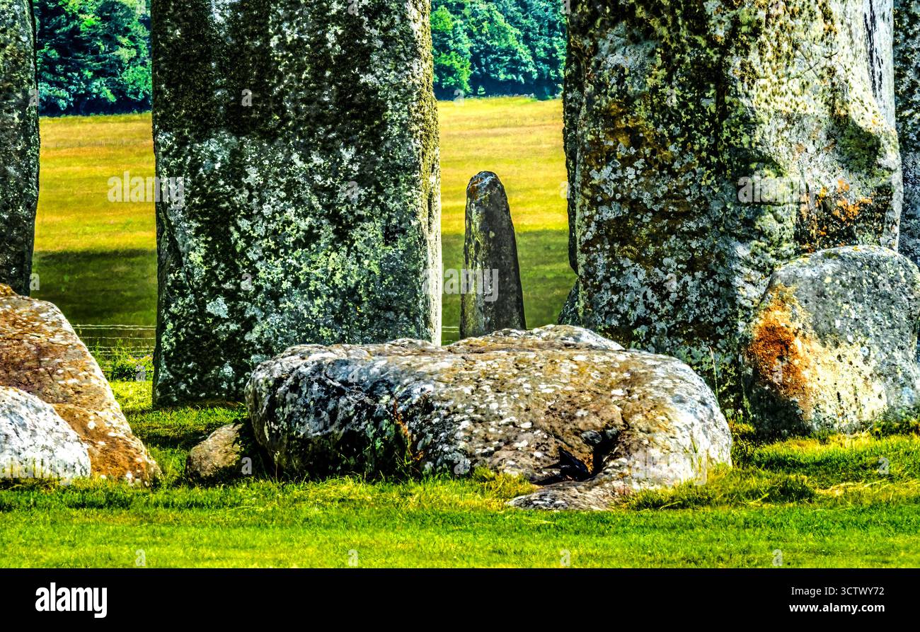 Heel Stone préhistorique Stonehenge Salisbury Plain Wiltshire Angleterre Royaume-Uni. Construit entre 2600 et 2400 av. J.-C. Icône culturelle britannique alignée towar Banque D'Images