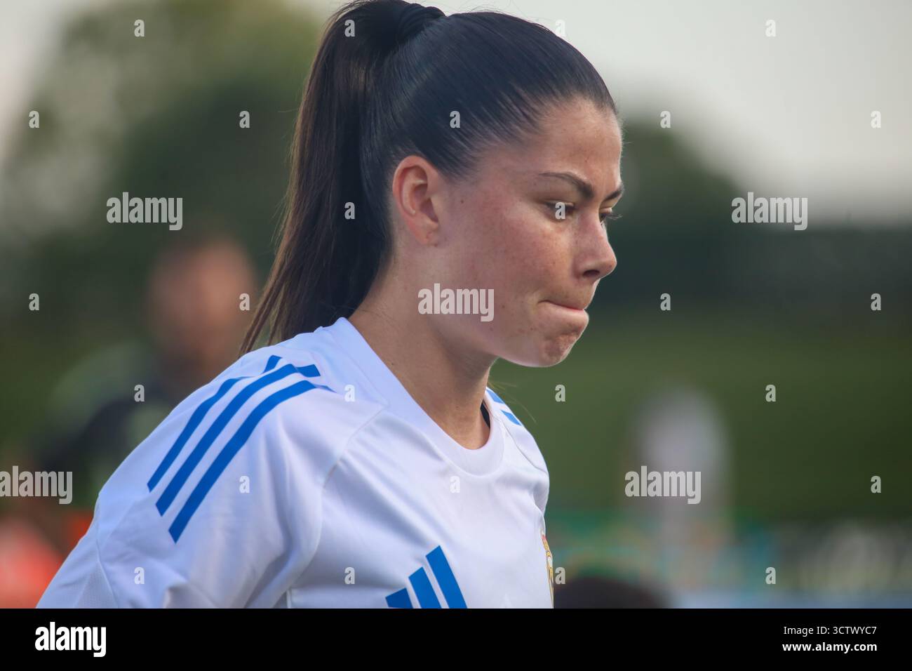 Madrid, Espagne, 8 octobre 2025 : la joueuse du Real Madrid, María Méndez (14 ans), se réchauffe lors de la manche de 1 de l'UEFA Women's Champions League 2025-26 entre le Real Madrid et Roma le 8 octobre 2025, au stade Alfredo Di Stéfano de Madrid, Espagne. Crédit : Alberto Brevers / Alamy Live News. Banque D'Images