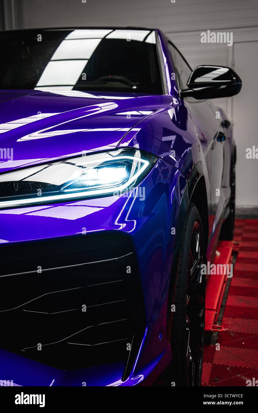 Gros plan de la façade de Lamborghini Urus avec extérieur violet dans la salle d'exposition Banque D'Images