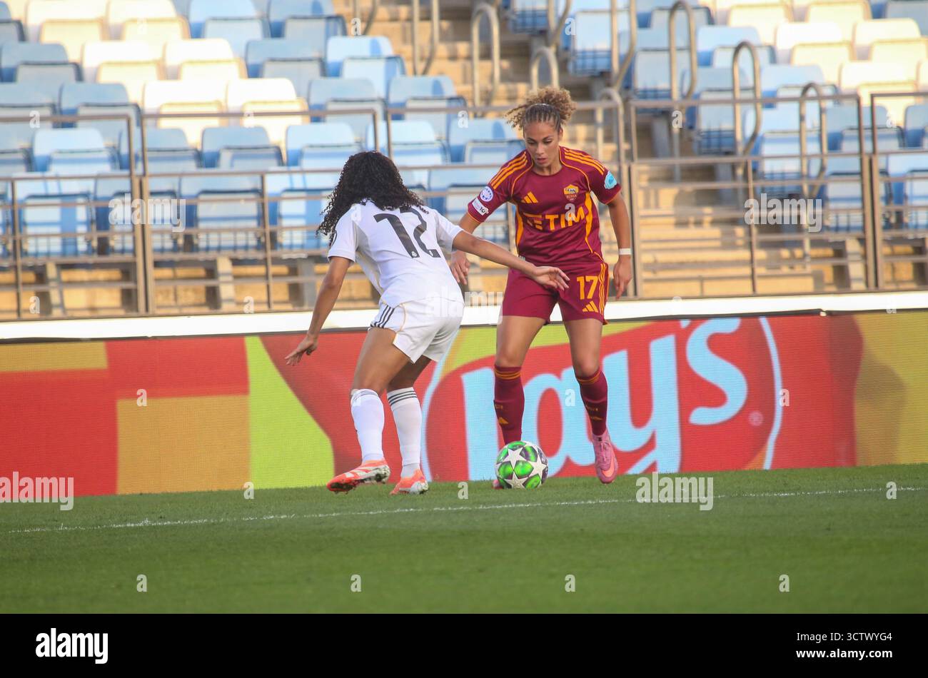 Madrid, Espagne, le 8 octobre 2025 : Alayah Pilgrim (17, R) de Roma tente d'affronter Yasmim (12, l) lors de la rencontre de la phase 1 de la Ligue des champions féminine de l'UEFA 2025-26 entre le Real Madrid et Roma le 8 octobre 2025, au stade Alfredo Di Stéfano de Madrid, Espagne. Crédit : Alberto Brevers / Alamy Live News. Banque D'Images