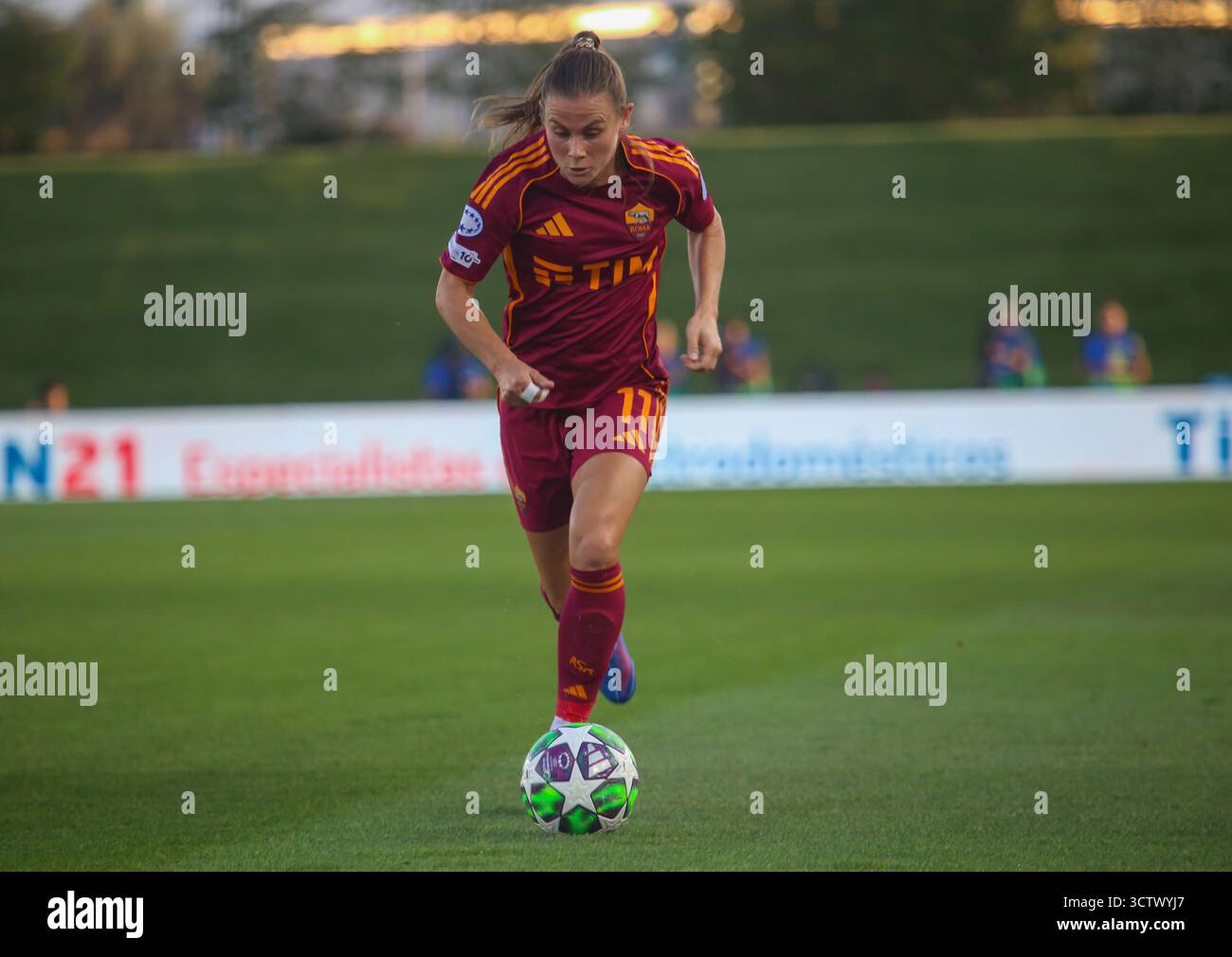 Madrid, Espagne, le 8 octobre 2025 : la joueuse de Roma Alayah Pilgrim (11 ans) court avec le ballon lors du match de la phase 1 de la Ligue des Champions de l'UEFA 2025-26 entre le Real Madrid et Roma le 8 octobre 2025, au stade Alfredo Di Stéfano de Madrid, en Espagne. Crédit : Alberto Brevers / Alamy Live News. Banque D'Images