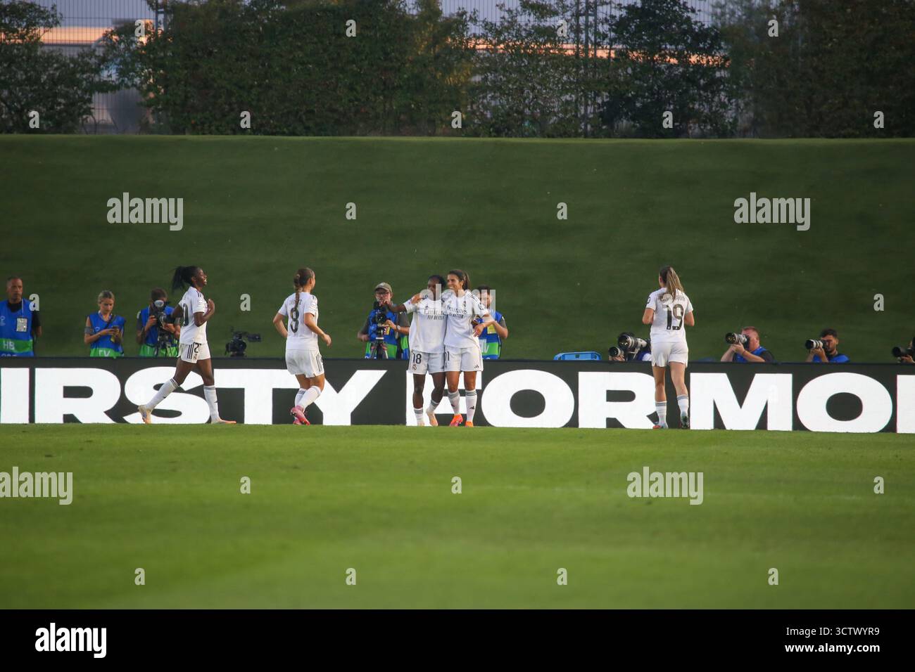 Madrid, Espagne, le 8 octobre 2025 : les joueurs du Real Madrid célèbrent avoir marqué leur troisième but lors de la ronde de 1 de l'UEFA Women's Champions League 2025-26 entre le Real Madrid et Roma le 8 octobre 2025, au stade Alfredo Di Stéfano de Madrid, en Espagne. Crédit : Alberto Brevers / Alamy Live News. Banque D'Images