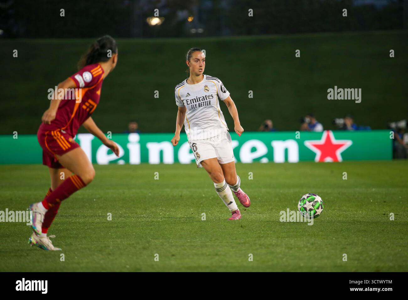 Madrid, Espagne, 8 octobre 2025 : Sara Däbritz (8, R) du Real Madrid passe le ballon lors du match de la phase 1 de la Ligue des champions féminine de l'UEFA 2025-26 entre le Real Madrid et Roma le 8 octobre 2025, à l'Estadio Alfredo Di Stéfano de Madrid, Espagne. Crédit : Alberto Brevers / Alamy Live News. Banque D'Images