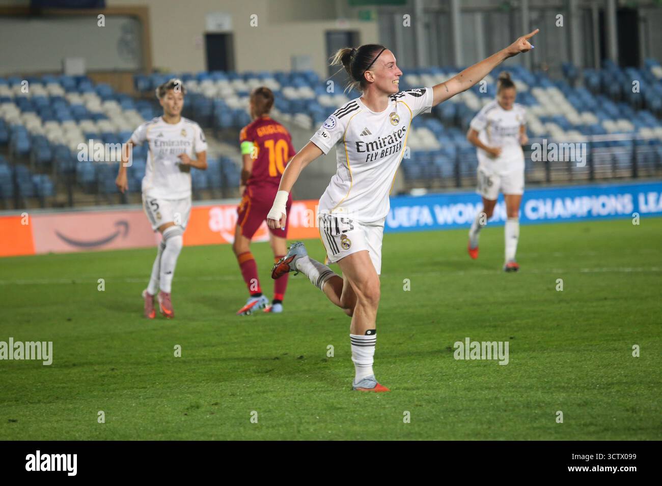 Madrid, Espagne, le 8 octobre 2025 : Eva María Navarro (19 ans) du Real Madrid célèbre avoir marqué son sixième but lors de la ronde de 1 de l'UEFA Women's Champions League 2025-26 entre le Real Madrid et Roma le 8 octobre 2025, au stade Alfredo Di Stéfano de Madrid, Espagne. Crédit : Alberto Brevers / Alamy Live News. Banque D'Images