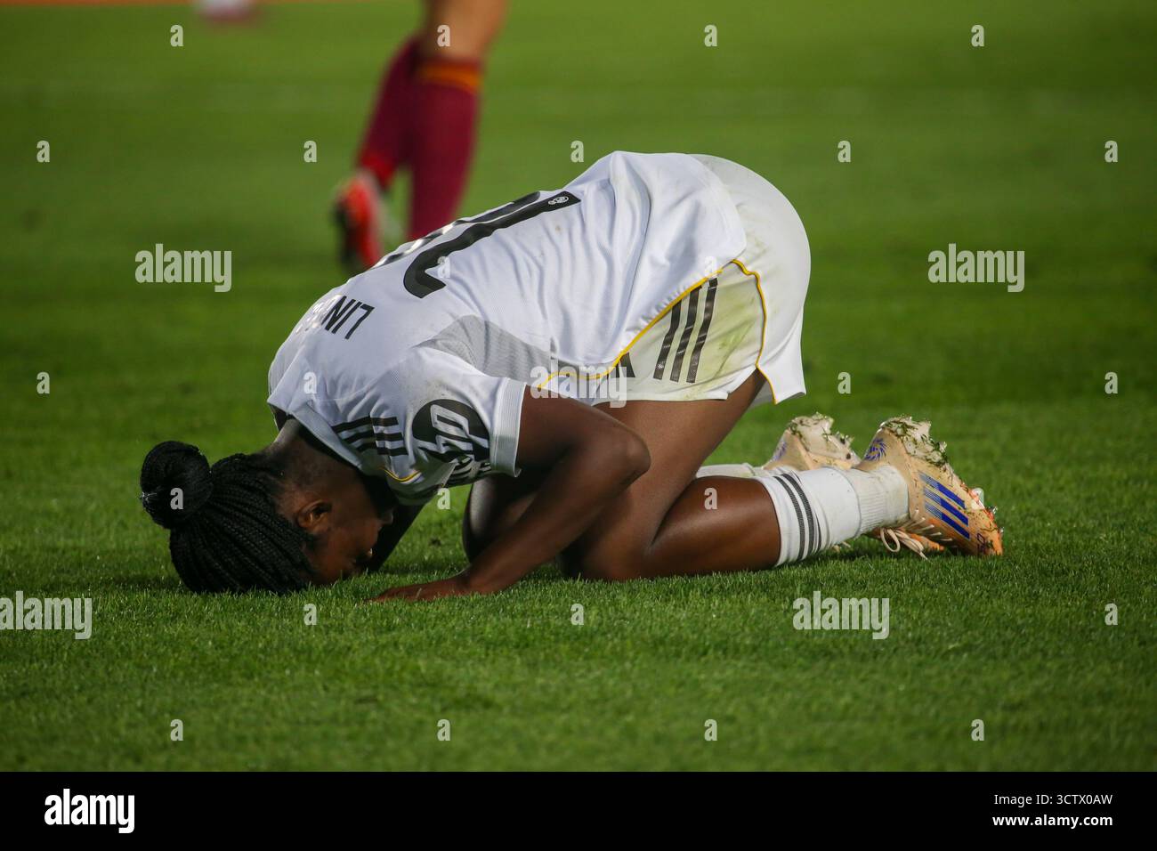Madrid, Espagne, le 8 octobre 2025 : Linda Caicedo (18 ans), joueuse du Real Madrid, souffre de douleurs à la jambe gauche lors de la rencontre de la phase 1 de l'UEFA Women's Champions League 2025-26 entre le Real Madrid et Roma le 8 octobre 2025 au stade Alfredo Di Stéfano de Madrid, Espagne. Crédit : Alberto Brevers / Alamy Live News. Banque D'Images