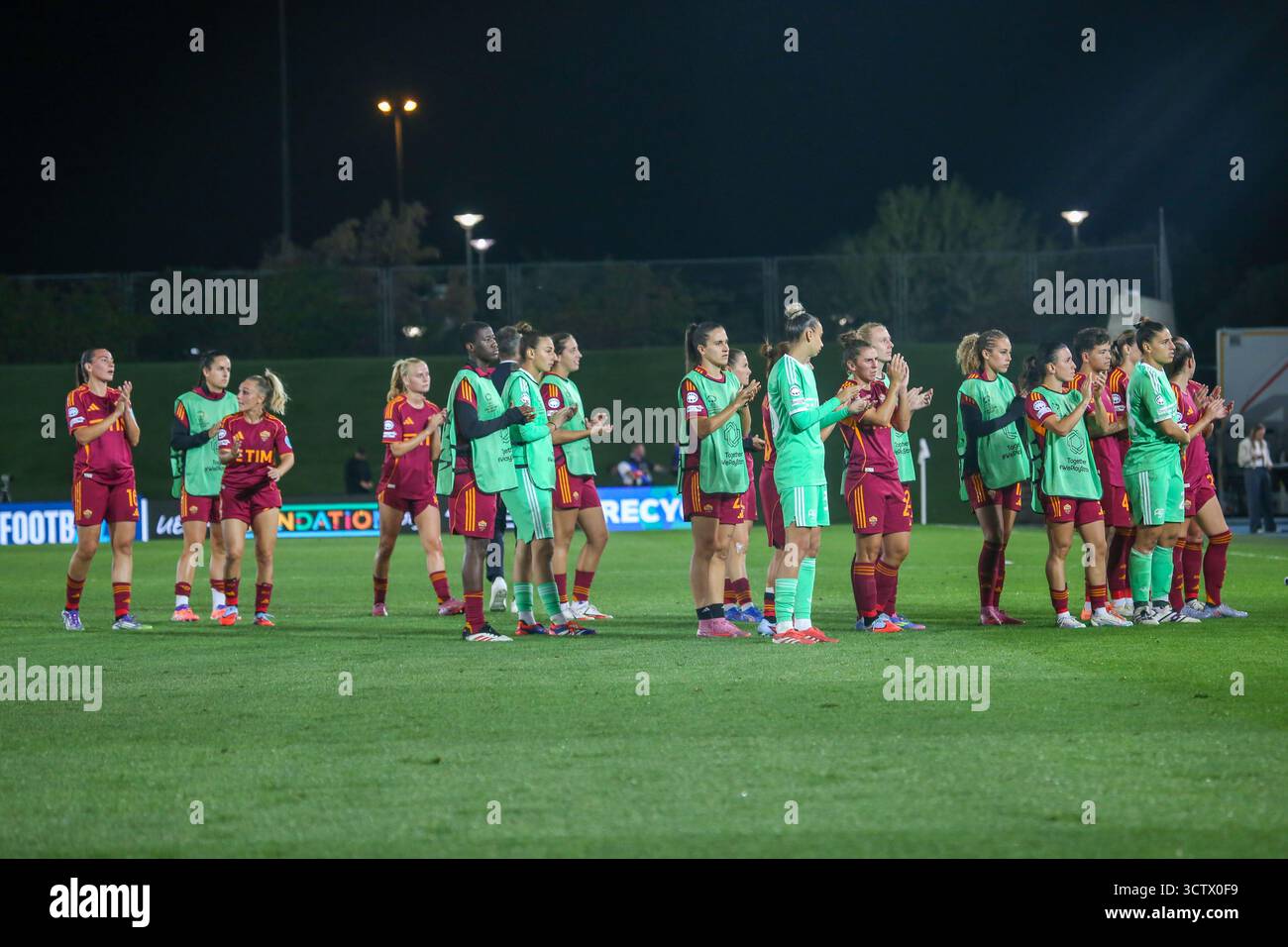 Madrid, Espagne, le 8 octobre 2025 : les joueurs roms remercient la foule pour leur présence lors du match de la première journée 1 de l'UEFA Women's Champions League 2025-26 phase entre le Real Madrid et Roma le 8 octobre 2025, au stade Alfredo Di Stéfano de Madrid, en Espagne. Crédit : Alberto Brevers / Alamy Live News. Banque D'Images