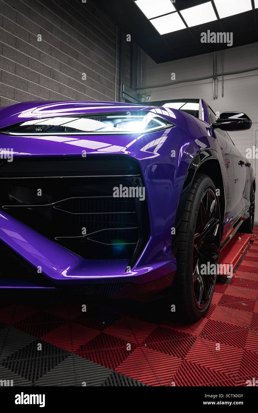 Gros plan de Purple Lamborghini Urus dans le cadre de la salle d'exposition intérieure Banque D'Images