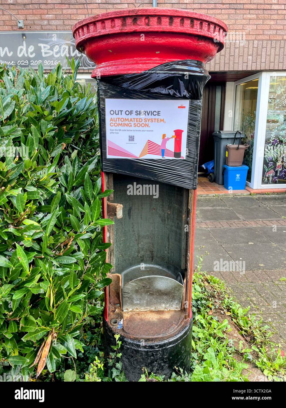 Boîte postale traditionnelle de quartier en cours de conversion en boîte postale automatisée - Image de stock capturée avec un smartphone