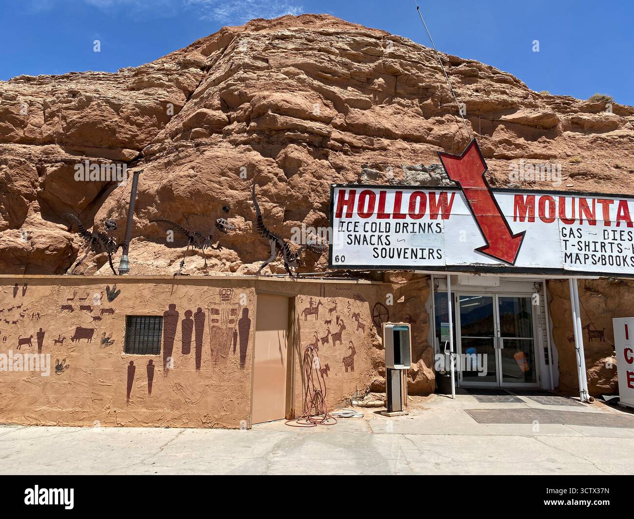 Devant l'entrée du dépanneur Hollow Mountain, situé à l'intérieur d'une montagne, à Hanksville, Utah, États-Unis - Image de stock capturée avec un smartphone