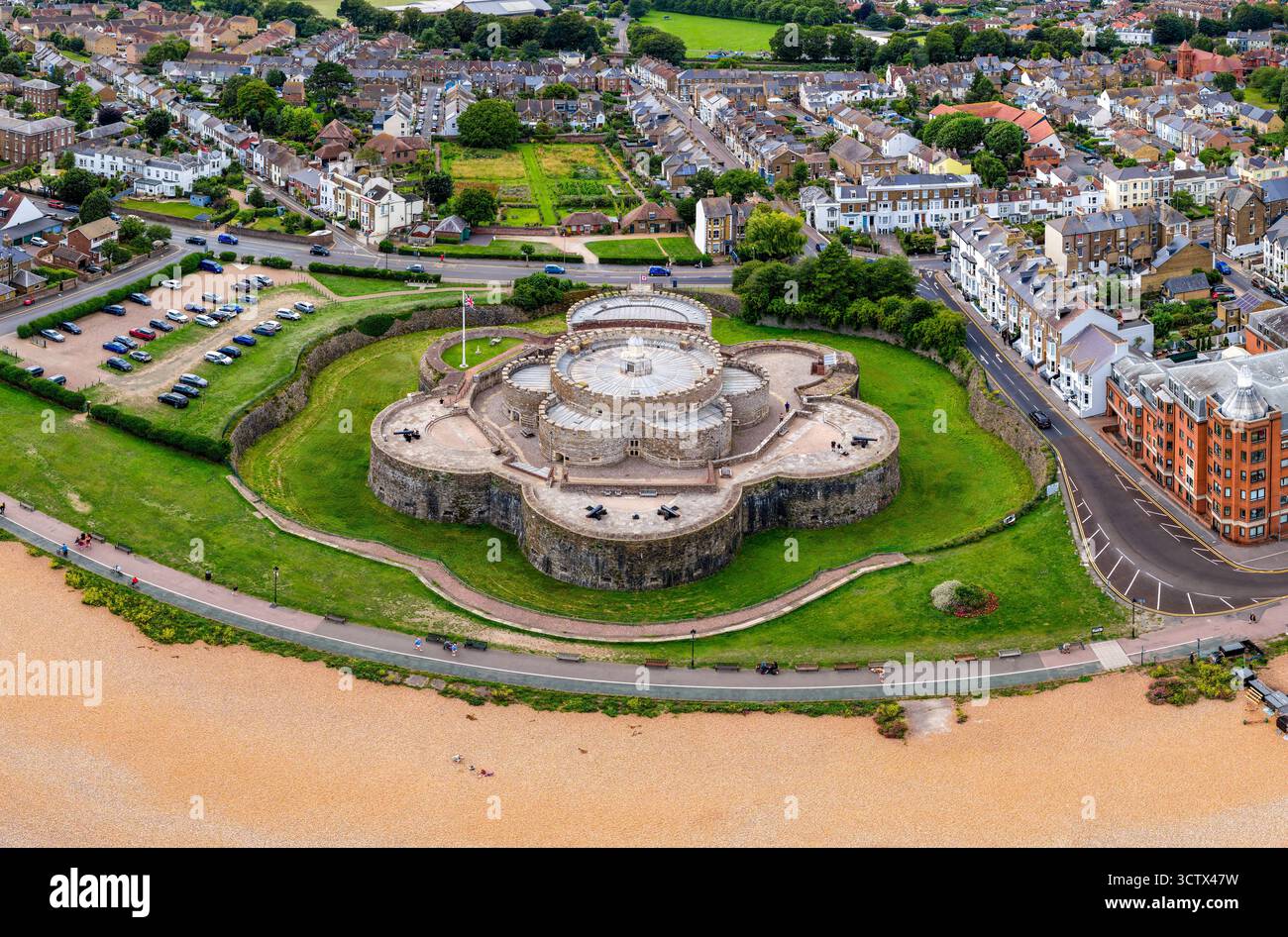 Vue aérienne par drone du château historique de Deal, un fort d'artillerie Tudor sur la côte du Kent. Banque D'Images