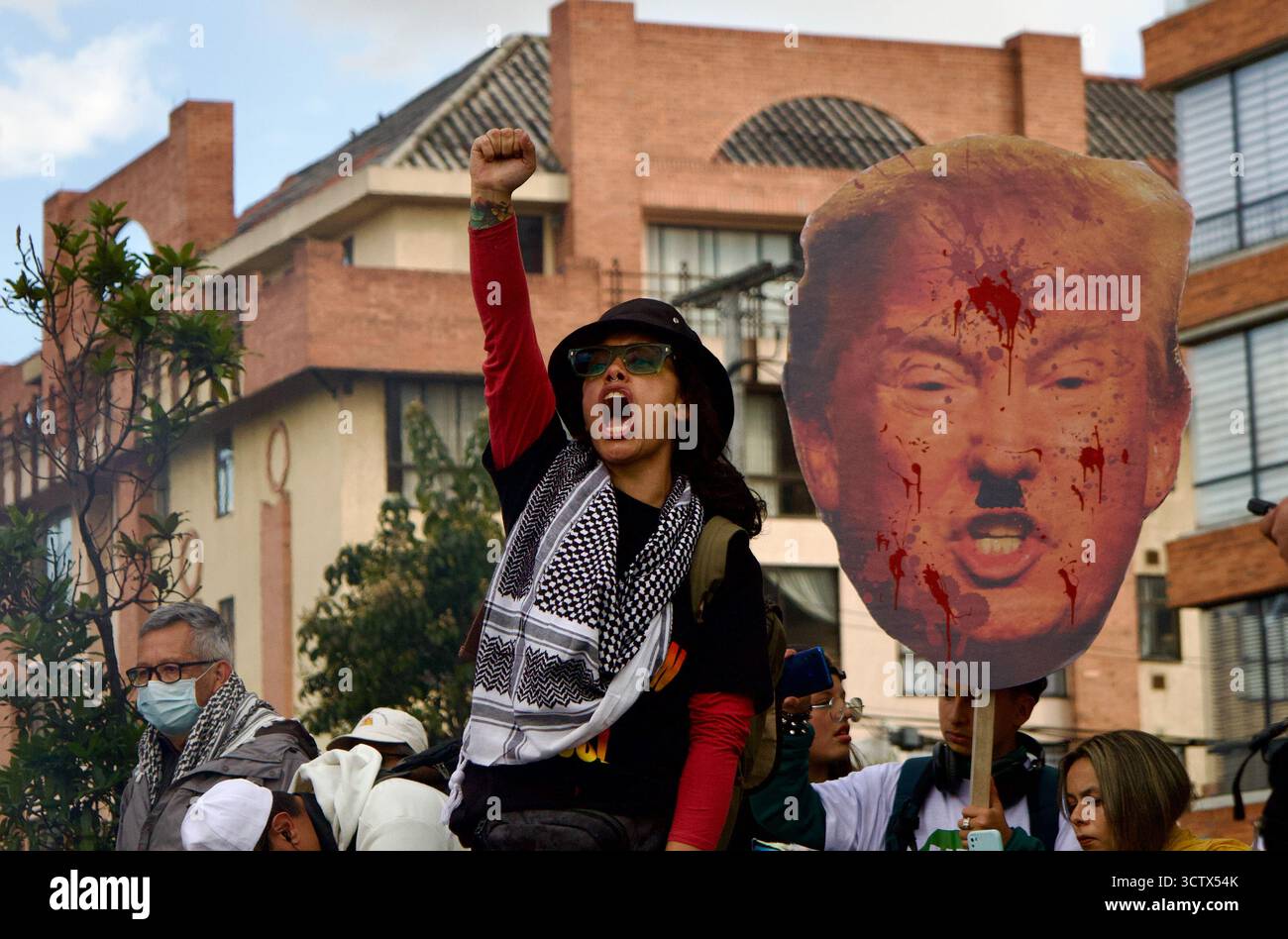 Bogota, Colombie. 07 octobre 2025. Des manifestants prennent part à une manifestation pro-palestinienne après que les forces israéliennes ont intercepté la flottille mondiale Sumud visant à atteindre Gaza et à briser le blocus naval israélien, à l'occasion du deux ans de l'attaque du 7 octobre 2023 contre Israël par le Hamas depuis Gaza, à Bogota, en Colombie, le 7 octobre 2025. Photo par : Isabela Bobadilla/long Visual Press crédit : long Visual Press/Alamy Live News Banque D'Images