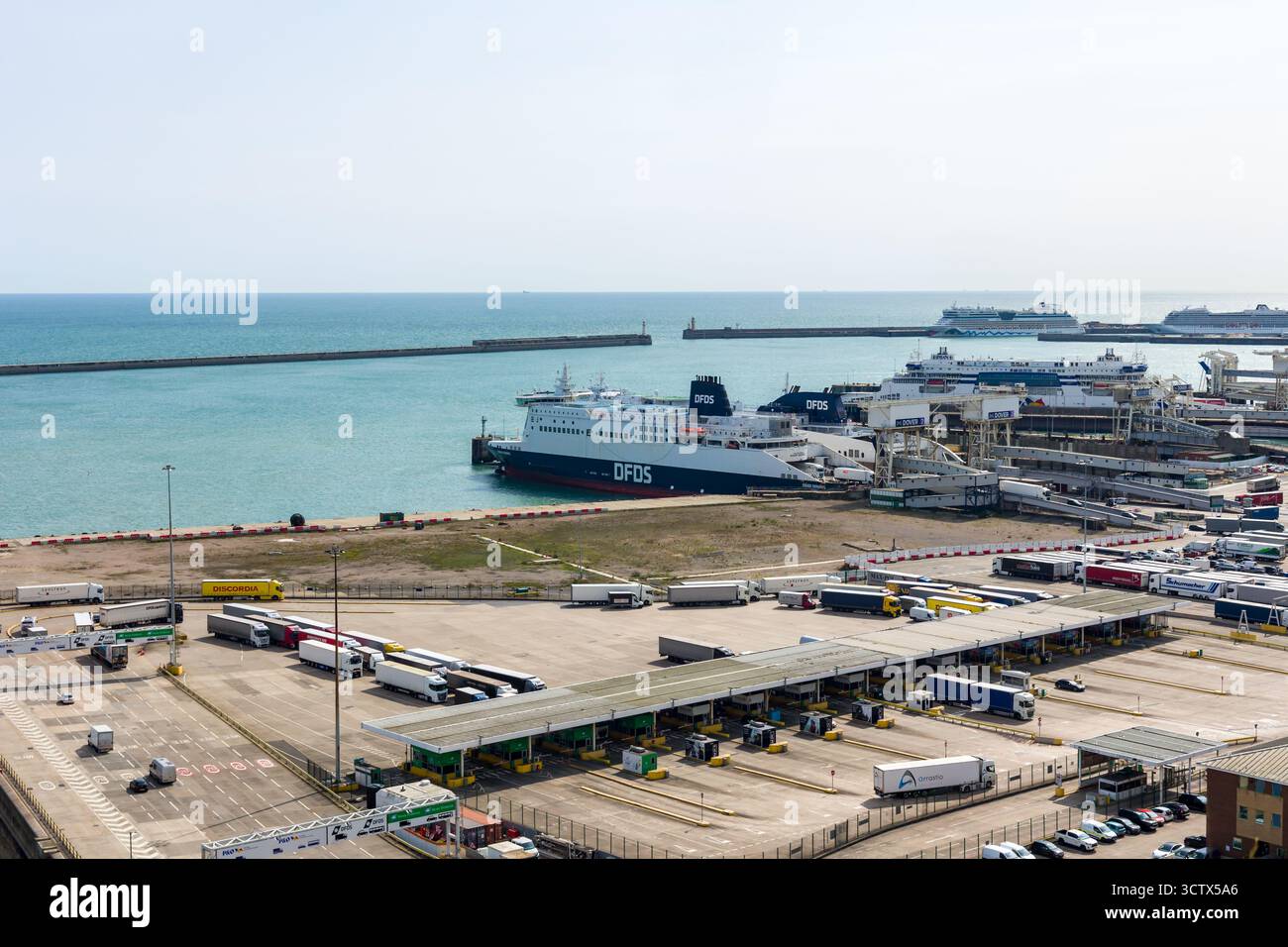 Camions de fret attendant d'embarquer sur les ferries RoRo au port de Douvres par une journée ensoleillée Banque D'Images