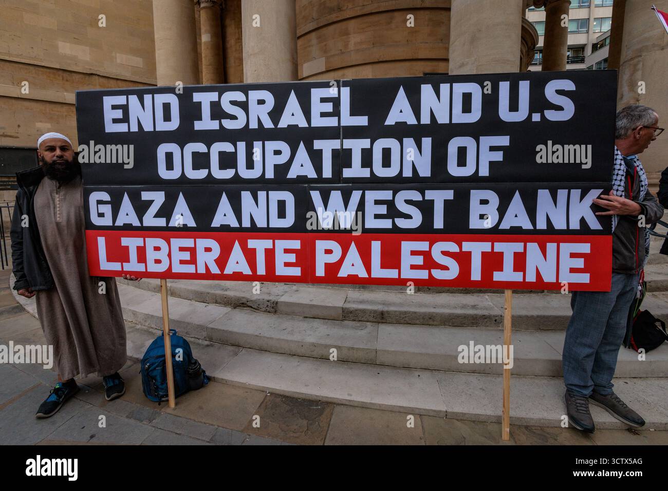 Londres, Royaume-Uni. 7 octobre 2025. Les activistes pro-palestiniens commencent à se rassembler devant la BBC pour une manifestation que la police métropolitaine croit avoir été organisée par un groupe connu sous le nom d'Intifada 87. La police métropolitaine avait imposé des conditions de la loi sur l'ordre public à la manifestation moins d'une heure plus tôt, interdisant aux manifestants d'entrer dans une zone autour de Broadcasting House délimitée par Marylebone Road, Great Titchfield Street, Great Castle Street et Harley Street et les militants ont été presque immédiatement déplacés par des agents de la police métropolitaine. Crédit : Mark Kerrison/Alamy Live News Banque D'Images