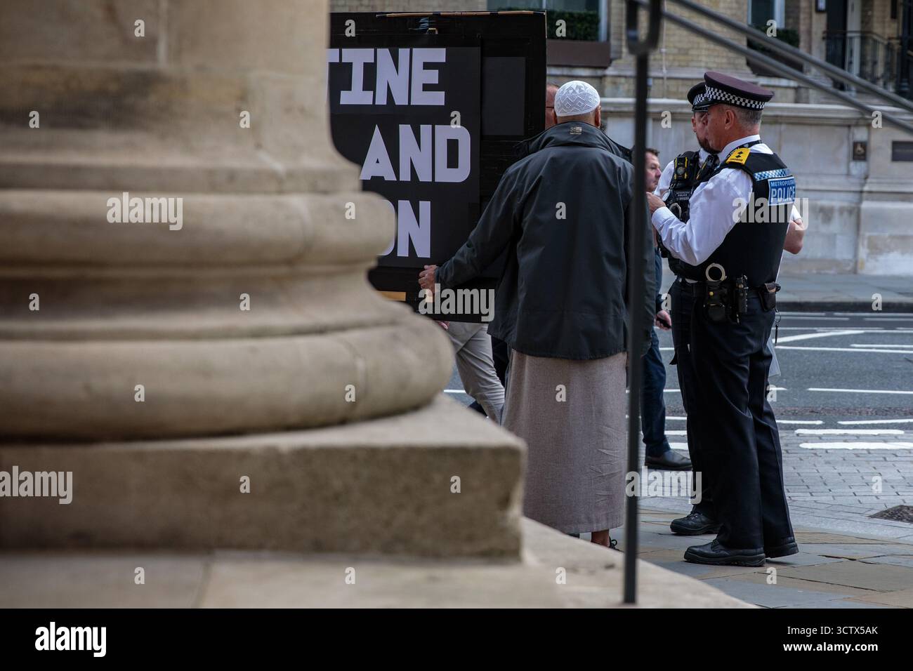 Londres, Royaume-Uni. 7 octobre 2025. Les officiers de la police métropolitaine informent les militants pro-palestiniens qui commencent à se rassembler devant la Broadcasting House de la BBC pour une manifestation que la police métropolitaine croit avoir été organisée par un groupe connu sous le nom d'Intifada 87 que les conditions de la loi sur l'ordre public interdisant tout rassemblement devant la Broadcasting House avaient été imposées peu de temps auparavant. Les conditions interdisaient l'entrée des manifestants dans une zone autour de Broadcasting House délimitée par Marylebone Road, Great Titchfield Street, Great Castle Street et Harley Street et les militants étaient presque immédiatement Banque D'Images