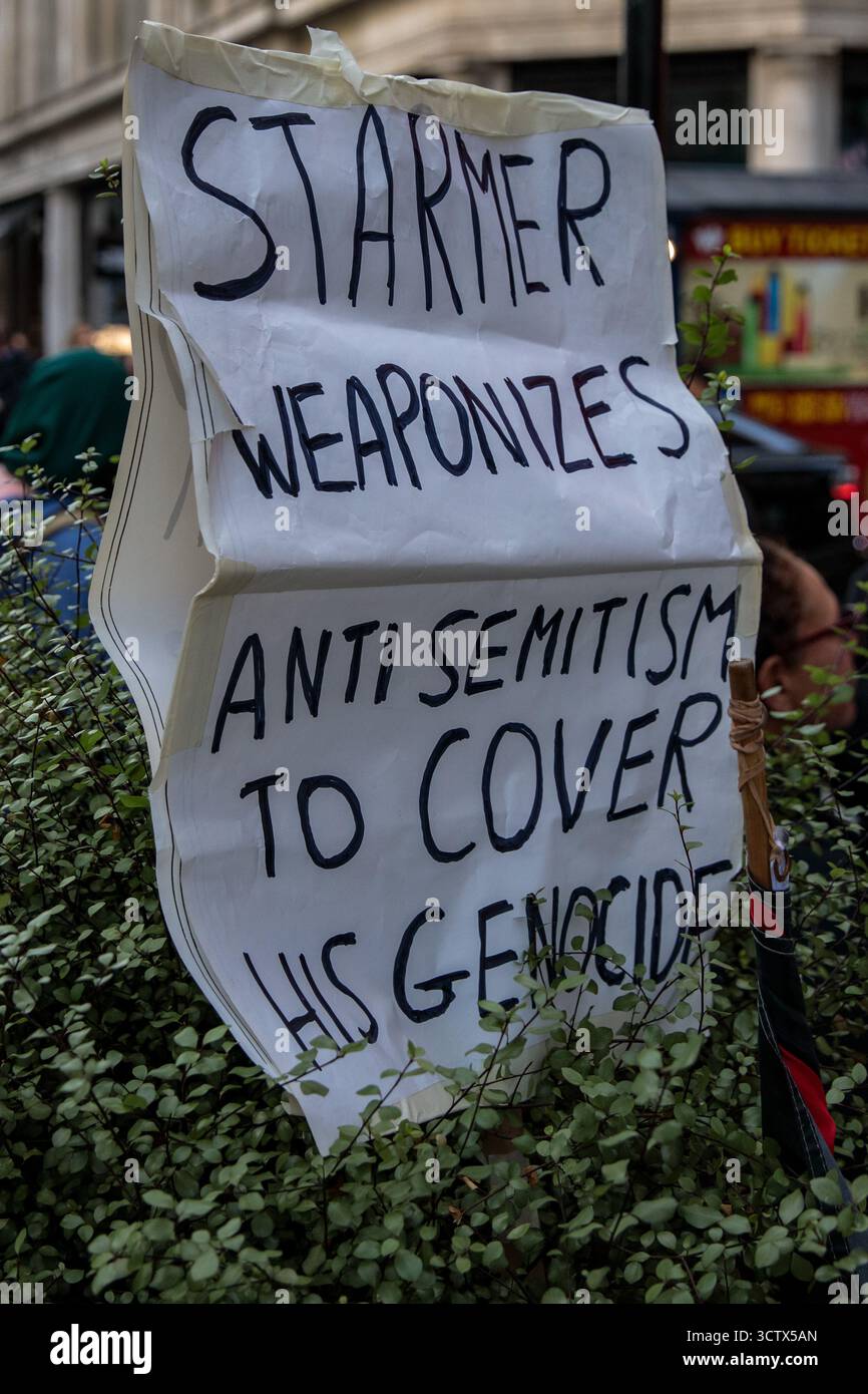 Londres, Royaume-Uni. 7 octobre 2025. Un panneau critique à l'égard du premier ministre britannique Sir Keir Starmer est photographié dans Regent Street lors d'une manifestation d'activistes pro-palestiniens soupçonnés par la police métropolitaine d'avoir été organisée par un groupe connu sous le nom d'Intifada 87. La police métropolitaine avait imposé des conditions à la manifestation en vertu de la loi sur l'ordre public interdisant aux manifestants d'entrer dans une zone autour de Broadcasting House délimitée par Marylebone Road, Great Titchfield Street, Great Castle Street et Harley Street. Crédit : Mark Kerrison/Alamy Live News Banque D'Images