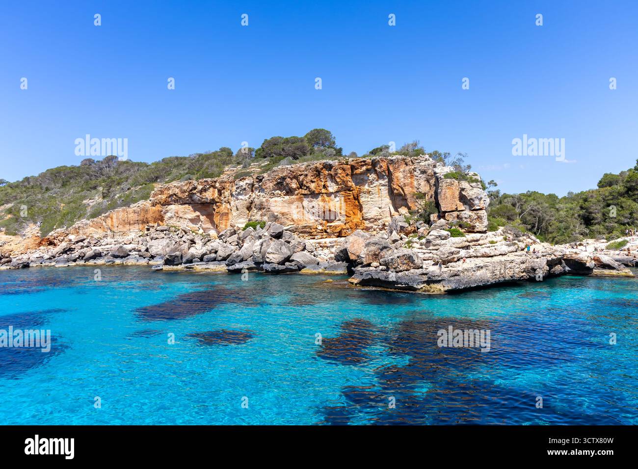 Plage de Cala S'Almonia sur l'île de Majorque dans l'eau de mer Méditerranée en Espagne Banque D'Images
