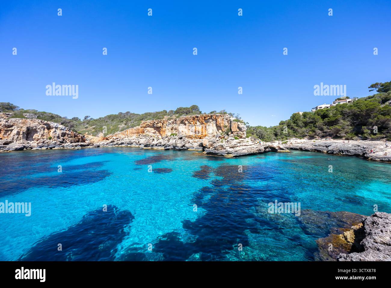 Plage de Cala S'Almonia sur l'île de Majorque dans l'eau de mer Méditerranée en Espagne Banque D'Images