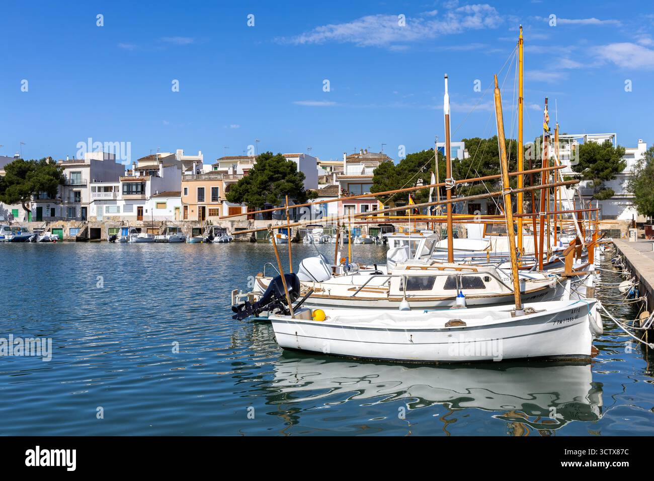 Village de pêcheurs de Portocolom sur l'île de Majorque avec des bateaux et des maisons colorées vacances au bord de la mer voyageant en Espagne Banque D'Images