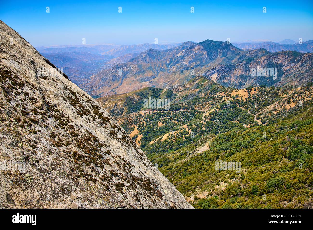 Moro Rock Granite face surplombant les montagnes boisées dans le parc national de Sequoia Banque D'Images