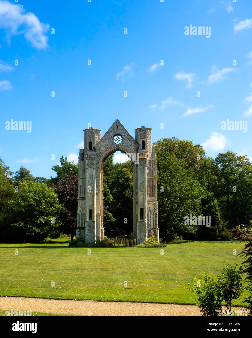 Arc de fenêtre est du 14ème siècle sur la pelouse principale, Walsingham Priory, Little Walsingham, Norfolk, Angleterre Royaume-Uni Banque D'Images