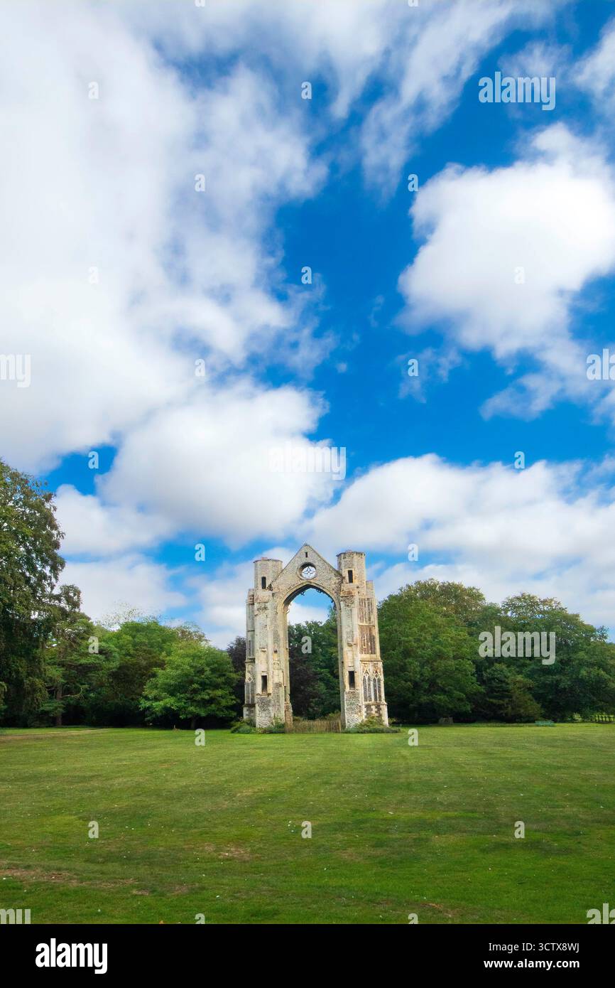 Arc de fenêtre est du 14ème siècle sur la pelouse principale, Walsingham Abbey, Little Walsingham, Norfolk, Angleterre Royaume-Uni Banque D'Images